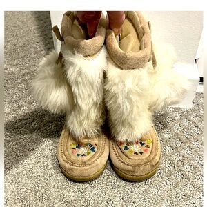 Vintage Old Navy Girls Size 11 (4-5yrs) Mocassin Boots -Suede-Embroidered